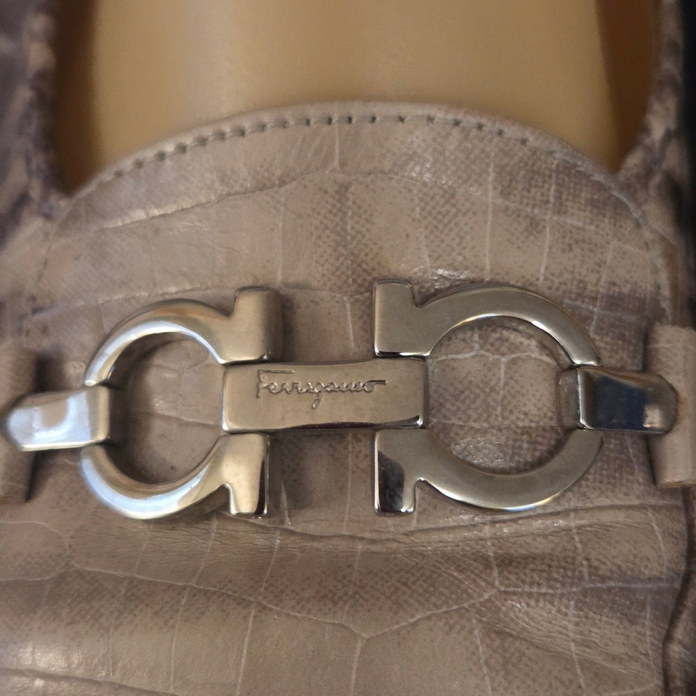 Sz 7 C Womens Salvatore Ferragamo Gancini Beige Croc Embossed Leather Loafers